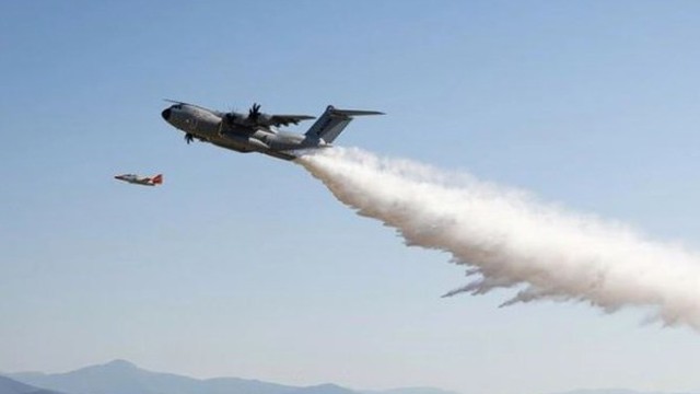 Video phi cơ quân sự Airbus A400M dội 20 tấn nước chữa cháy trong vài giây