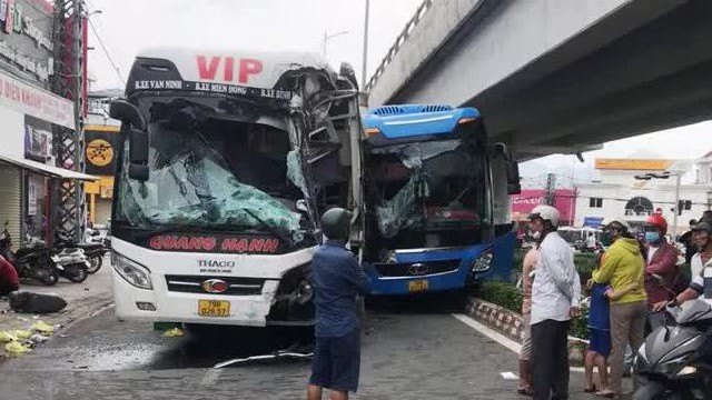 Khánh Hòa: Hai xe khách "kẹp nhau" dưới chân cầu vượt, 1 người chết