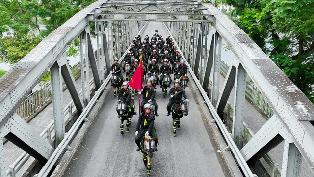 40 chiến sĩ Cảnh sát Cơ động cưỡi ngựa qua cầu Trường Tiền thu hút sự chú ý của người dân
