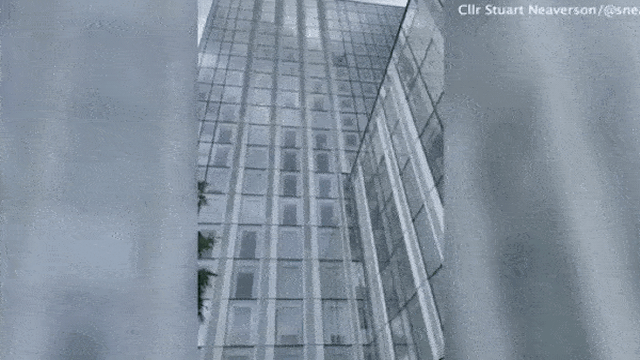 Khoảnh khắc kinh hoàng tấm kính lớn rơi từ tầng 12 tòa nhà cao tầng