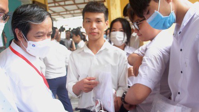 Bộ trưởng Nguyễn Kim Sơn động viên thí sinh, giáo viên dự kỳ thi tốt nghiệp THPT