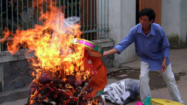 Công an Hà Nội khuyến cáo nguy cơ cháy nổ từ việc thắp hương, đốt vàng mã