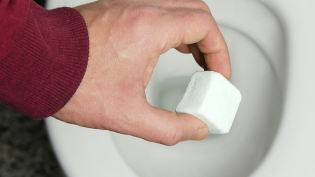 Mẹo làm sạch toilet cực nhanh, cực tiện giúp chị em nhàn tênh