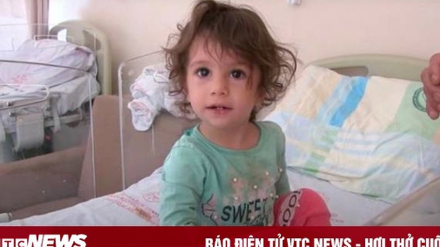 Bé gái 2 tuổi cắn chết rắn khi bị tấn công