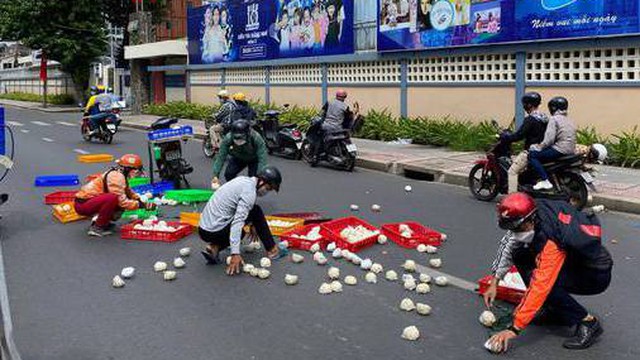 Hàng trăm chiếc bánh bao rơi, 30 giây dọn dẹp và món quà từ người lạ dành tặng shipper