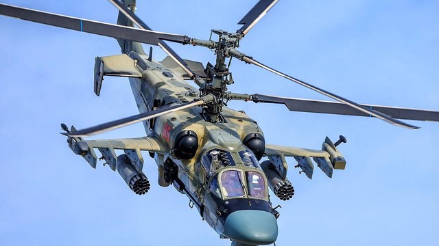 Apache đa dụng, K-52 hỏa lực mạnh: Trực thăng nào xuất sắc hơn?