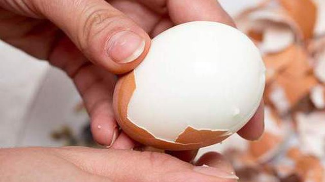 Bóc vỏ trứng luộc láng bóng chỉ 5 giây là xong nếu bạn làm theo mẹo nhỏ dưới đây