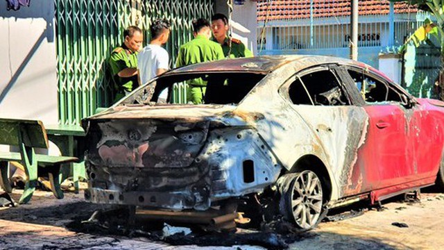 Ô tô Mazda đậu lề đường bỗng dưng bốc cháy ngùn ngụt