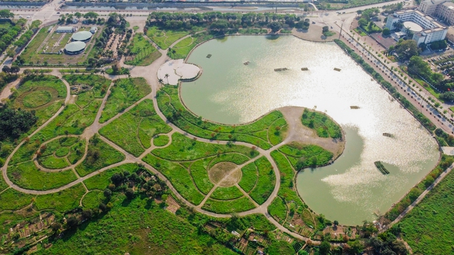 Công viên 16 ha ở Hà Nội bỏ hoang thành nơi trồng rau, đánh cá