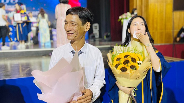 Cô cử nhân câm điếc và hành trình yêu thương của người cha