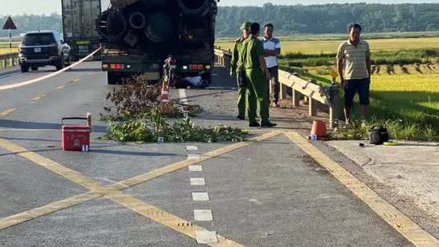 Tông vào phía sau xe đầu kéo, cụ ông 80 tuổi cùng vợ tử vong