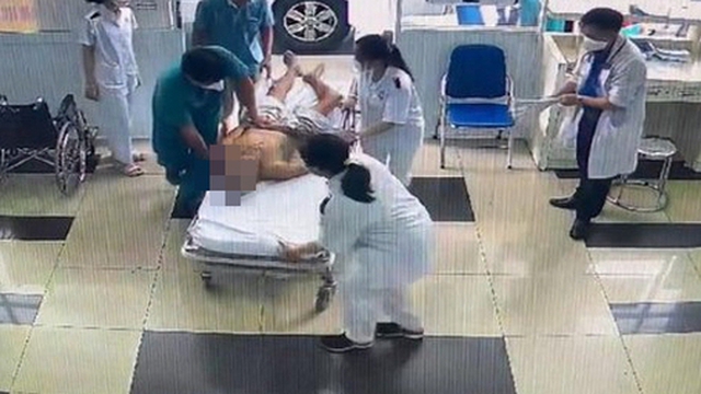 Hy hữu người đàn ông bị hóc bánh trung thu, thoát chết ngay cửa bệnh viện