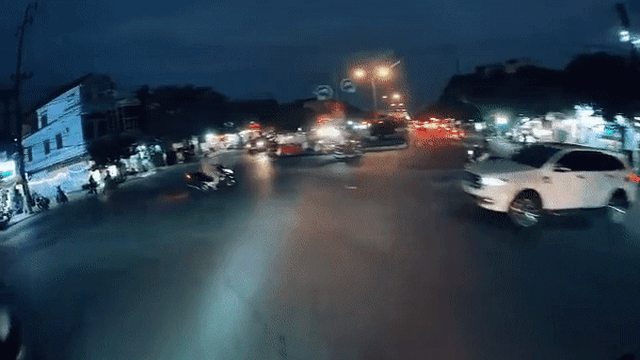 Clip: Khoảnh khắc tài xế liên tục bẻ lái tránh tai nạn nghiêm trọng ở ngã tư