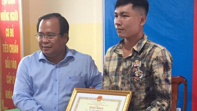 Cà Mau tặng bằng khen cho tài xế taxi trả lại ví có 4.000 USD cho khách