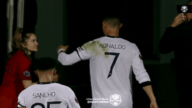Ronaldo bị chỉ trích vì hành động phũ phàng với phụ nữ