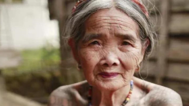 Cụ bà nghệ nhân 105 tuổi vẫn hút khách mạo hiểm đến để được xăm, bất chấp đau