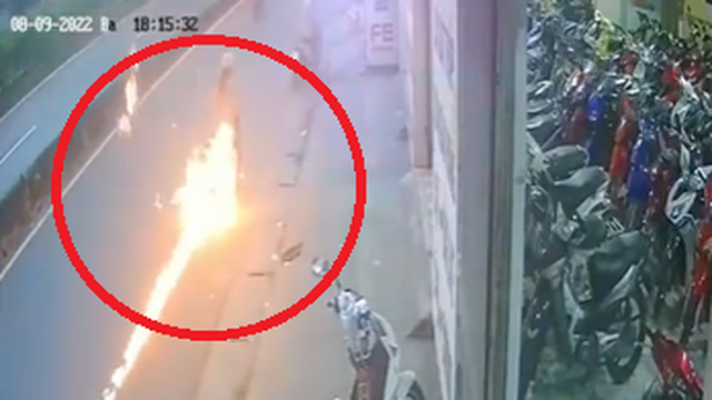 Clip: Xe máy đang di chuyển bất ngờ bốc cháy dữ dội, cô gái vội nhảy xuống thoát thân