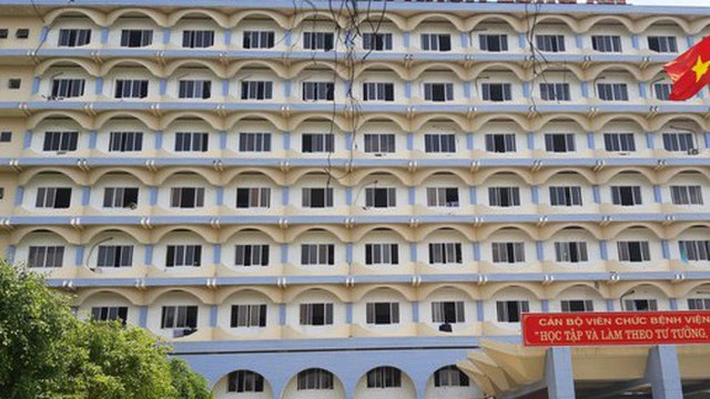 Nhóm côn đồ cầm hung khí xông vào phòng cấp cứu gây rối