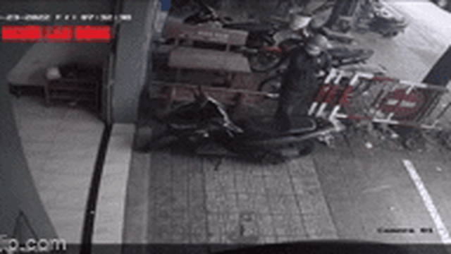 CLIP: Hai tên trộm liều lĩnh trộm xe máy ngay sát trụ sở công an phường