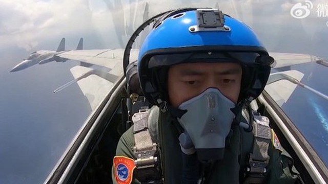 Tiêm kích Trung Quốc áp sát tàu khu trục Mỹ