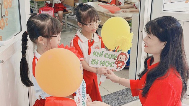 Những khoảnh khắc ngộ nghĩnh, đáng yêu của các bé lần đầu dự lễ khai giảng