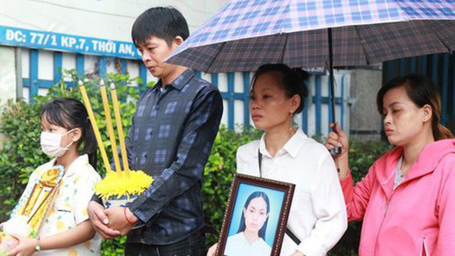 Người thân, bạn bè tiễn đưa người mẫu Châu Kim Sang