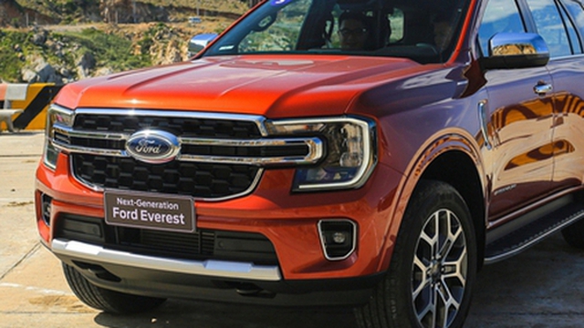 Giá Ford Everest tại đại lý: Thêm gần 200 triệu nếu mua bản cao nhất ngay tháng 9