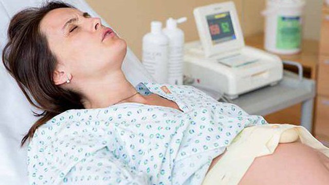 Đang cơn đau chuyển dạ, chồng nói một câu làm tôi chết lặng