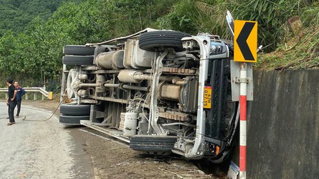 Xe tải mất lái lao vào ta luy, 3 người chết tại chỗ