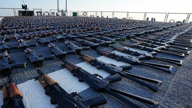 Chiến hạm Mỹ thu giữ hơn 2.000 khẩu AK-47 chỉ trong vài giờ