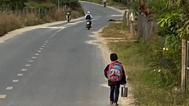Bé trai đi bộ đến trường được quá giang gợi lại ký ức của nhiều người