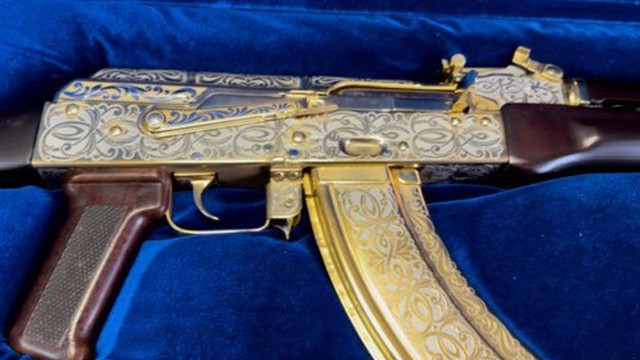 Phát hiện khẩu súng trường Kalashnikov mạ vàng tại sân bay Nga