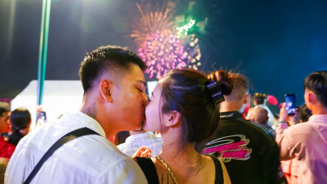 Cặp đôi trao nhau nụ hôn ngọt ngào trong khoảnh khắc giao thừa Tết Quý Mão