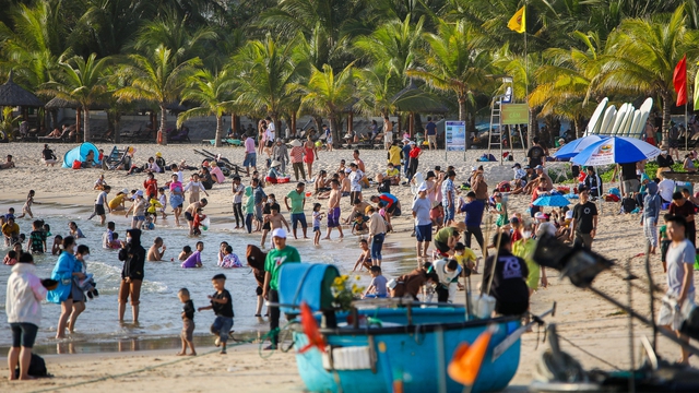 Bãi biển Phan Thiết đông đúc du khách vào mùng 2 Tết Quý Mão