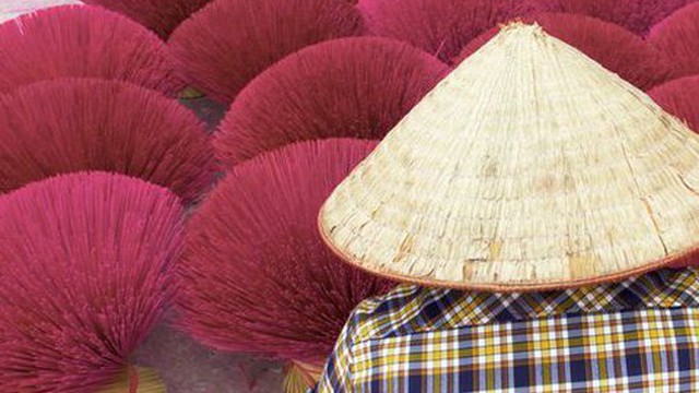 Báo nước ngoài ấn tượng với làng nghề làm hương trăm tuổi của Việt Nam
