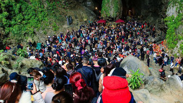 Hàng vạn người đổ về chùa Hương ngày khai hội