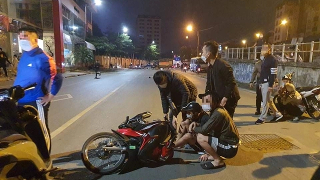 Hơn chục thanh niên choai choai khiến nhiều người đi đêm ở Hà Nội khiếp sợ