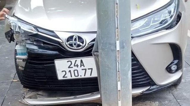 Ảnh TNGT: Toyota Vios húc tung biển báo giao thông, chỉ dừng lại khi gặp cột điện