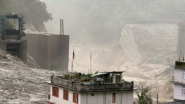 Ấn Độ vỡ hồ băng trên dãy Himalaya, Nhật Bản hứng sóng thần