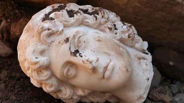 Khai quật được tượng Alexander Đại đế với kiểu tóc bờm sư tử