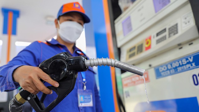 Giá xăng tiếp tục tăng từ 15h chiều hôm nay, 1/11