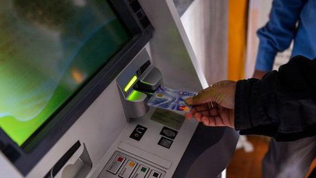 Nhờ nhân viên ngân hàng chuyển tiền bằng ATM, nhưng hụt mất 1/2: Cảnh sát ập đến vạch trần thủ đoạn lừa đảo tinh vi mới