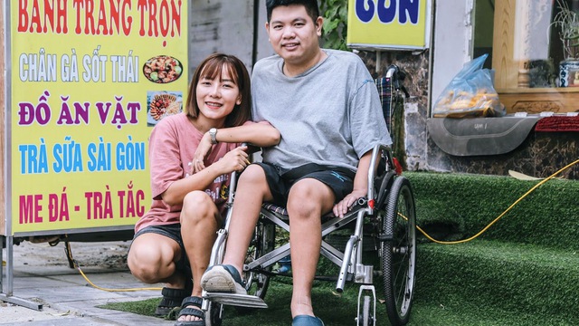 Cô gái miền Nam và hành trình “làm đôi chân” cho chàng trai khuyết tật nơi đất Bắc