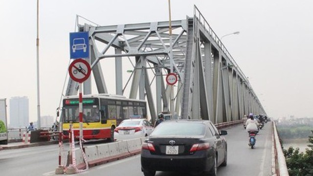 Cấm phương tiện qua cầu Chương Dương một tháng để sửa chữa hạ tầng