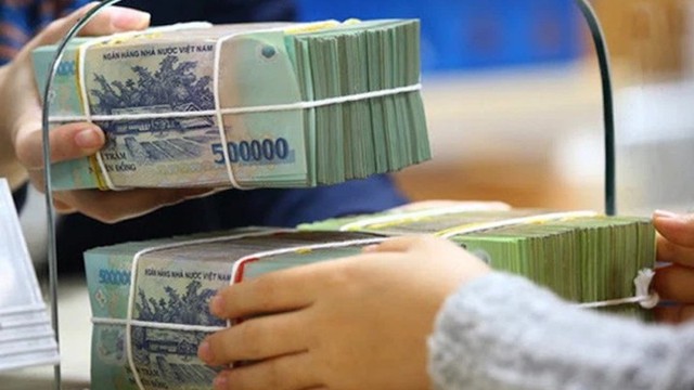 Lãi suất thấp kỷ lục, vì sao người dân và doanh nghiệp vẫn gửi gần 12,7 triệu tỷ vào ngân hàng?