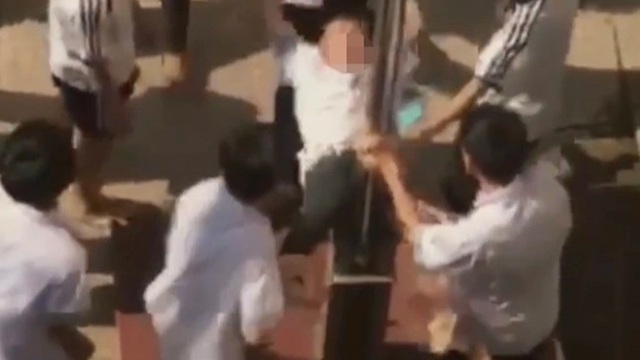 Nam sinh lớp 8 ở Hà Nội bị nhóm bạn bạo hành vùng kín, hiệu trưởng "đã đưa ra cơ quan công an"