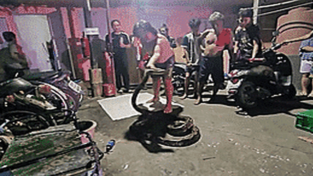 Thanh niên đang đi vệ sinh bị trăn khủng tấn công