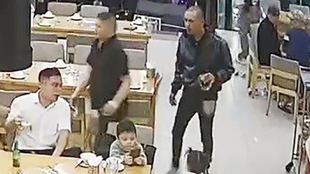 Ba cháu bé gào khóc, cầu cứu khi người cha bất ngờ bị đánh dã man tại nhà hàng