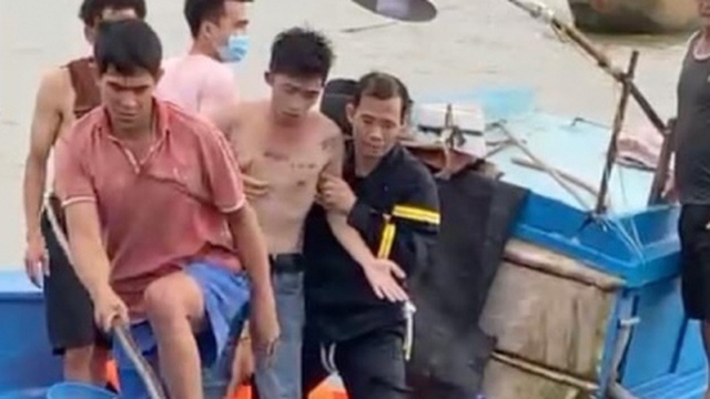 Kịp thời cứu thanh niên nhảy cầu tự tử