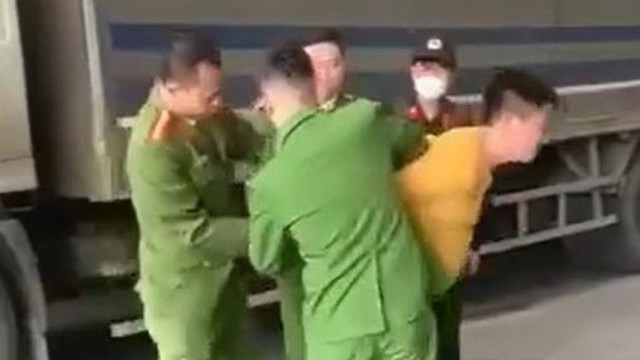 [CLIP] Cảnh sát khống chế tài xế xe tải chém chết người ở Sơn La